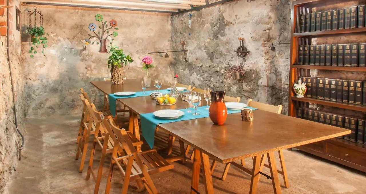 Country house Cal Xaiet Guest House Llampaies